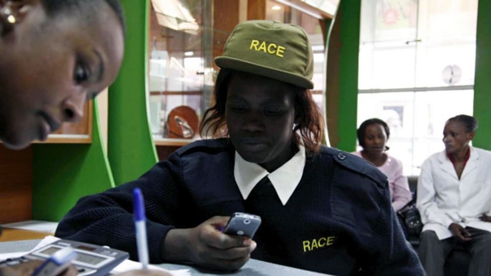 Per App Geld sparen: eine Kundin am M-Pesa-Schalter in Nairobi.