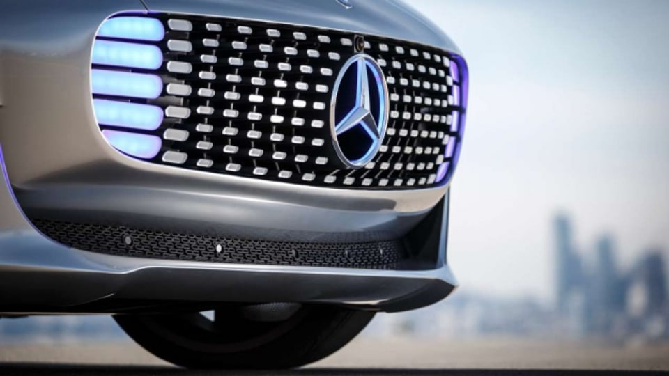Der Mercedes  F015 signalisiert mit blauem LED-Licht, dass das Fahrzeug autonom unterwegs ist. Fährt eine Person, leuchten die LEDs weiss.