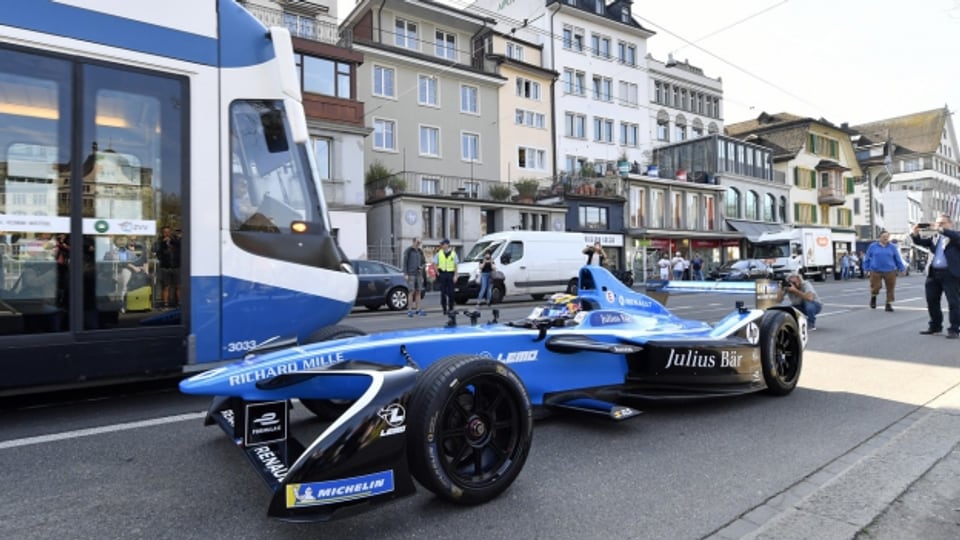 Ein Formel E Wagen in der Stadt Zürich