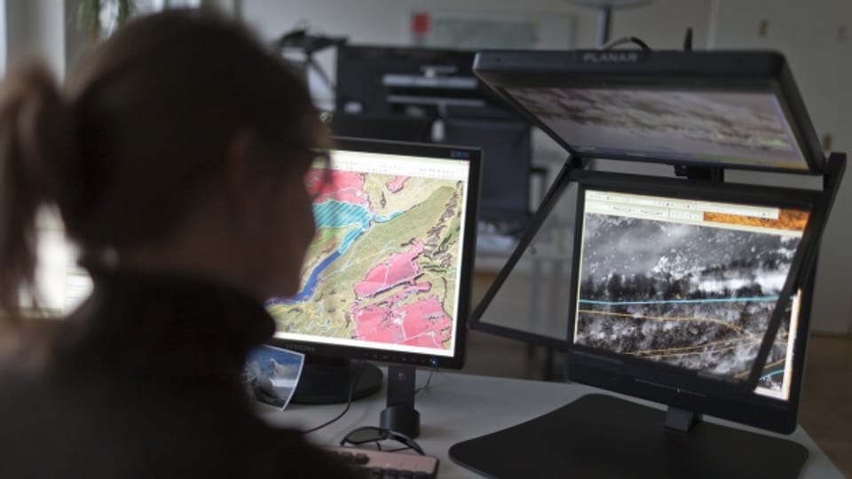 Eine Mitarbeiterin des Bundesamts für Landestopografie «swisstopo» arbeitet an einer 3D-Karte.