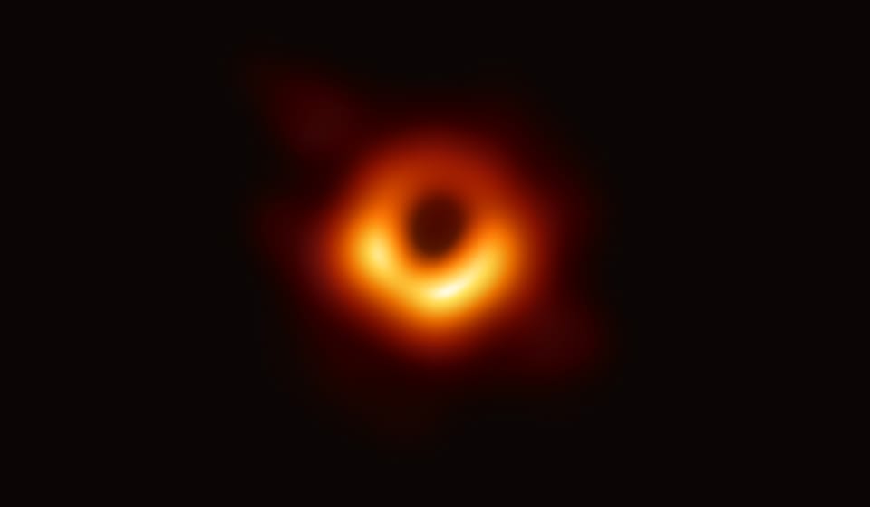 Es sieht wenig spektakuläre aus, hat aber eine interessante Geschichte: Das Foto des Schwarzen Lochs.