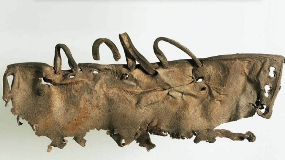 Das Fragment eines neolithischen Schuhs, gefunden am Schnidejoch.