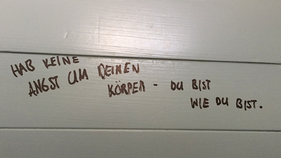 Beruhigende Botschaft aus der Frauen-Dusche im Freibad Allenmoos in Zürich.
