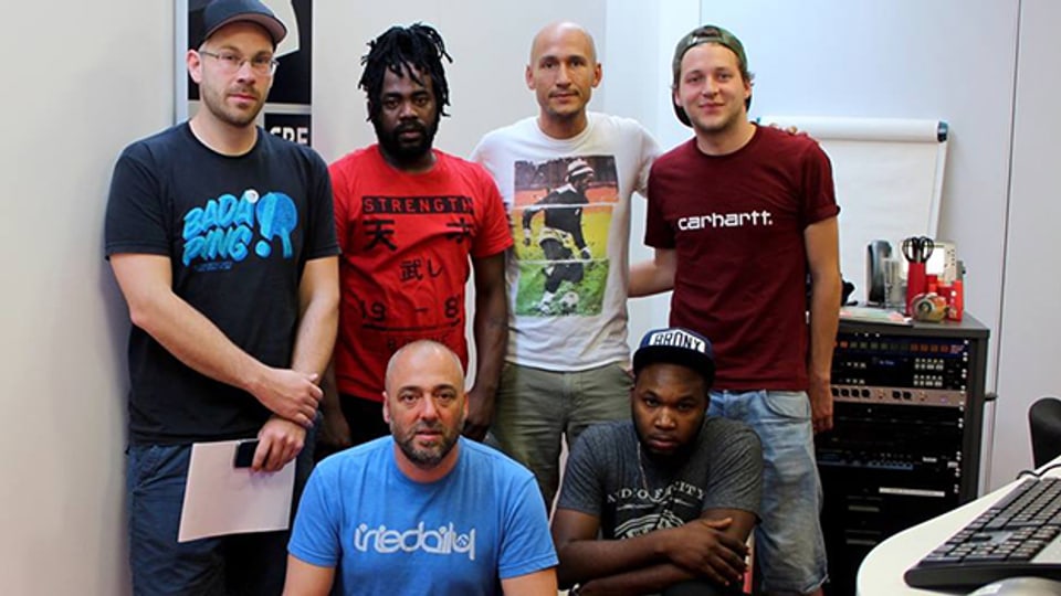 Exco Levi (zweiter von Links - obere Reihe) mit seinen Produzenten von Silly Walks Discotheque und Reggae Special Moderator Lukie Wyniger (zweiter von Rechts – obere Reihe)