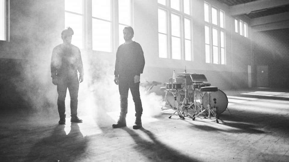 Das Berner Duo bringt nach zwei Vocaltracks nun ein episches Stück Deephouse. Ein weiterer Vorbote auf ihr kommendes Album «Contemplations», welches Ende November erscheint.