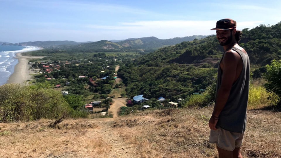 Menori auf seinem Hausberg in Ecuador. Im Hintergrund das Dorf wo er lebt und seine Eindrücke in Musik übersetzt.