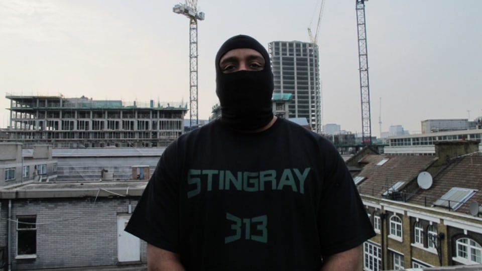 DJ Stingray aus Detroit: Seit den 80er-Jahren ist er aktiver DJ. Erst heute wird er aber weltweit als solcher gebucht und gefeiert. Trotz unzähligen Bookings und grösserer Gage, die Sturmmaske als Zeichen für den Detroiter Technounderground, trägt er bis heute noch an jedem seiner Gigs.