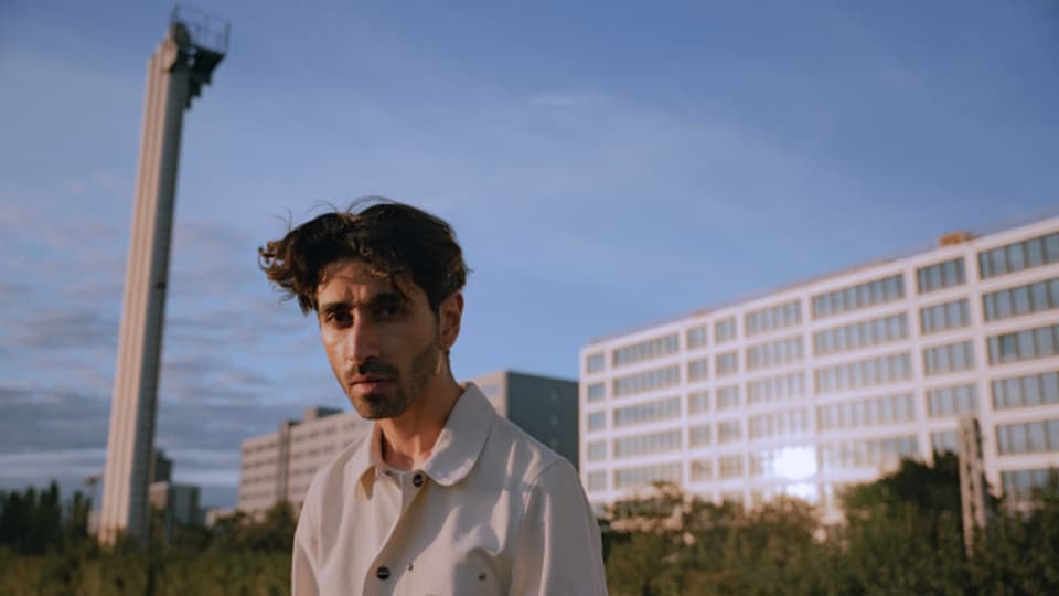 Mehmet Aslan ist Basler mit türkischen Wurzeln. Seit einigen Jahren lebt er in Berlin, wo er arbeitet und Musik produziert. Sein Debutalbum «The Sun Is Parallel» ist nun über das Basler Label Planisphere erschienen.