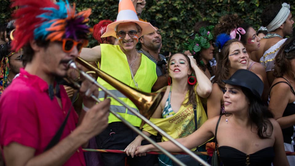 Der Karneval in Brasilien: mit Trompeten, Trommelspiel und Tanz