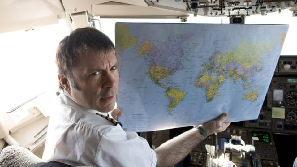 Iron Maiden Sänger Bruce Dickinson ist ausgebildeter Linienpilot und fliegt auf der kommenden Iron Maiden Welttournee den bandeigenen Jumbo Jet durch 6 Kontinente.