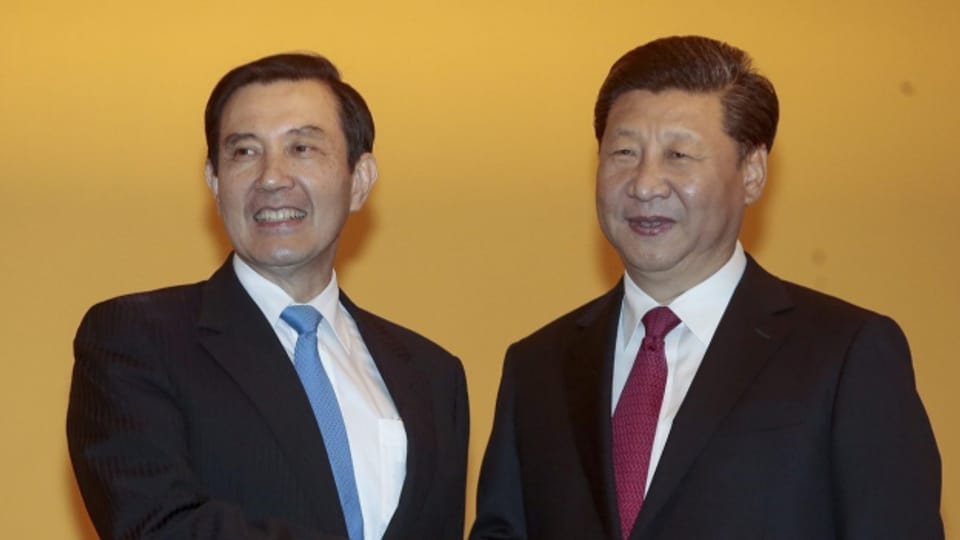 Taiwans Präsident Ma Ying-Jeuo (links) und Chinas Präsident Xi Jinping in Singapur.
