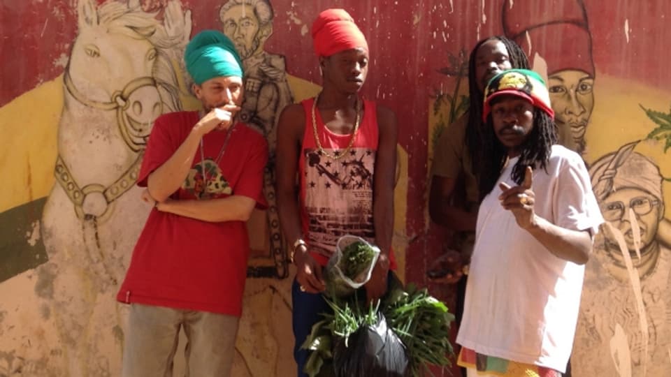 Cookie The Herbalist (links) aus Langenthal trägt den Turban wie die gläubigen Bobo Ashantis (Teil der Rastafari-Bewegung).