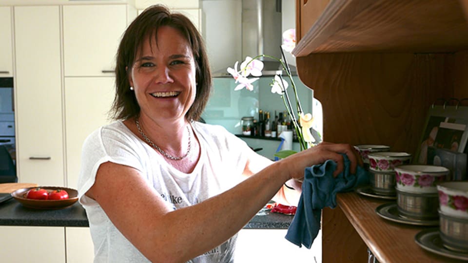 «Ich möchte den Leuten mit meiner Arbeit dienen», erklärt Ursula Isenegger, die seit neun Jahren als Putzfrau arbeitet.
