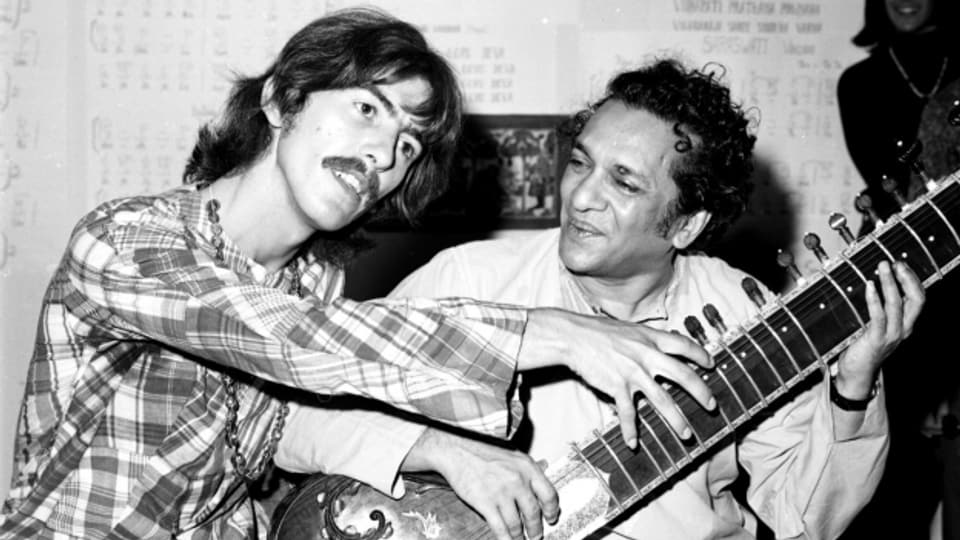 Beatles-Gitarrist George Harrison mit Sitar-Legende Ravi Shankar