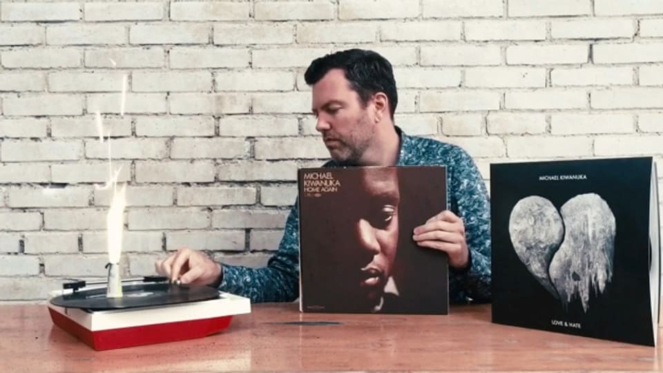 DJ Pesa mit seinen Michael Kiwanuka Platten
