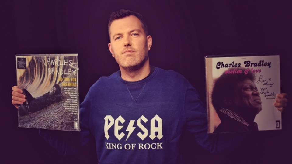 DJ Pesa mit den ersten beiden Platten des Soulsängers Charles Bradley.