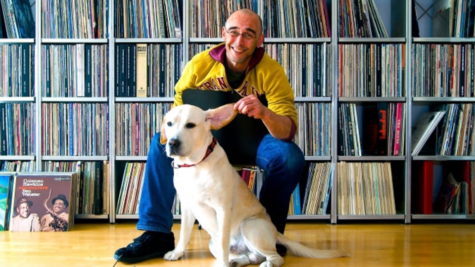 «Fever»-Sammler Christian Rintelen mit seinem Labrador und seinen Platten.