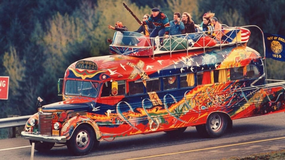 Der amerikanische Schriftsteller Ken Kesey reiste mit dem Künstlerkollektiv und Proto-Hippies «Merry Pranksters» in einem angemalten Schulbus durch die USA und veranstaltete LSD-Happenings. Immer mit an Board: Die amerikanische Rockband The Grateful Dead, die den perfekten Soundtrack für diese LSD-Happenings lieferten.