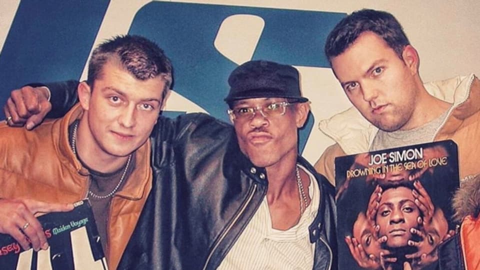 DJ Ilarius und DJ Pesa trafen den amerikanischen Rapper GURU in der SRF Virus Hip Hop-Radiosendung «Bounce» in Basel.