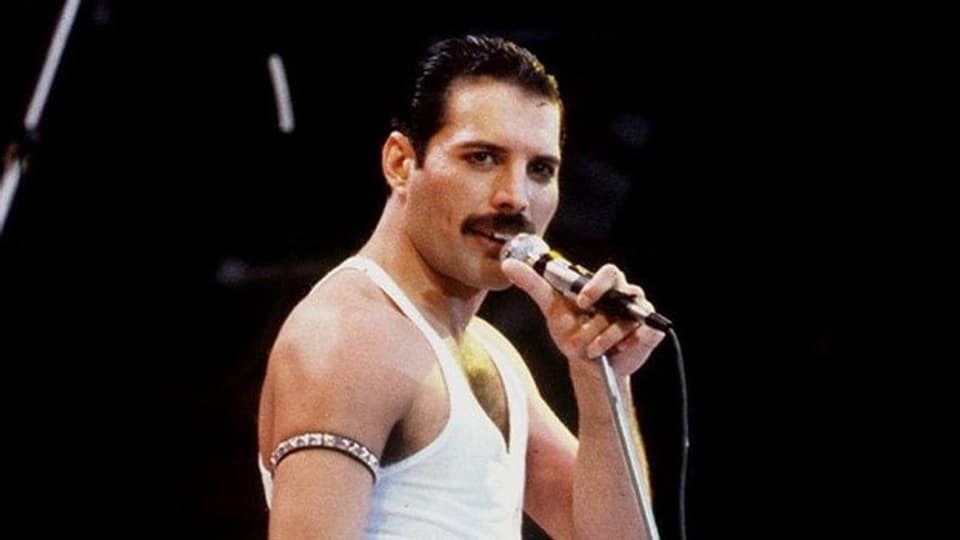 Ausnahmemusiker Freddie Mercury in den 80er-Jahren mit Schnurrbart und Trägershirt.