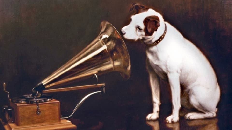 Hund Nipper beim Lauschen eines Edison-Phonographen im Jahre 1898.