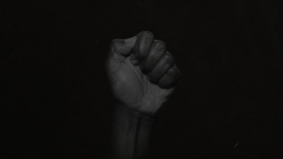 Geheimnis, Würde, Kraft... und Politik: Die Schwarze Faust auf Saults  «Untitled (Black Is)»