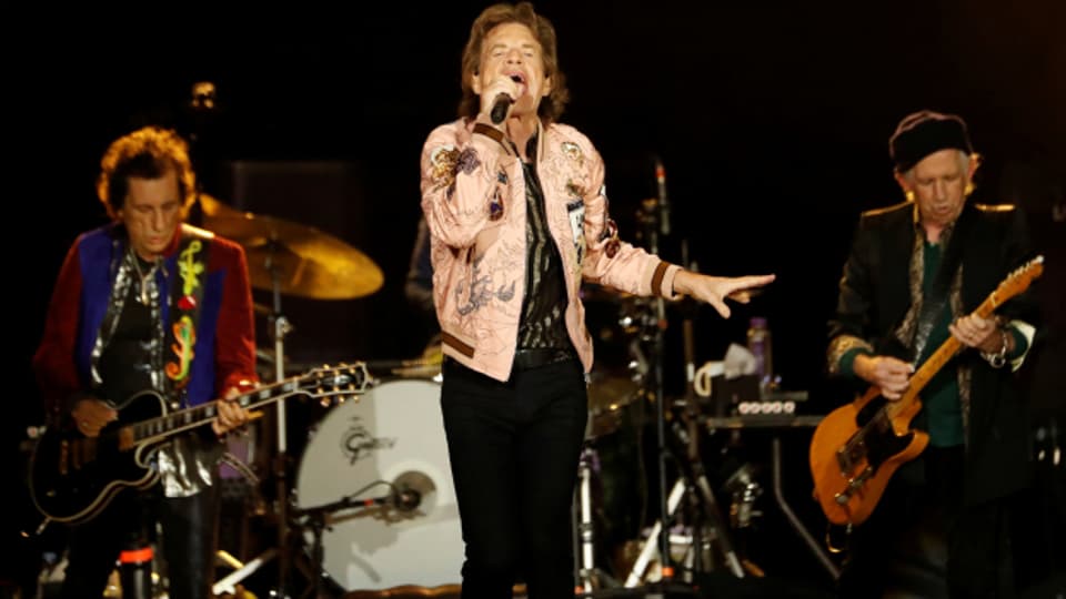 «Beim Tanzen muss ich echt aufpassen. Ich kann doch kein Konzert absagen wegen einer Zerrung!» Mick Jagger (2.v.l.) mit den Rolling Stones auf der Bühne.