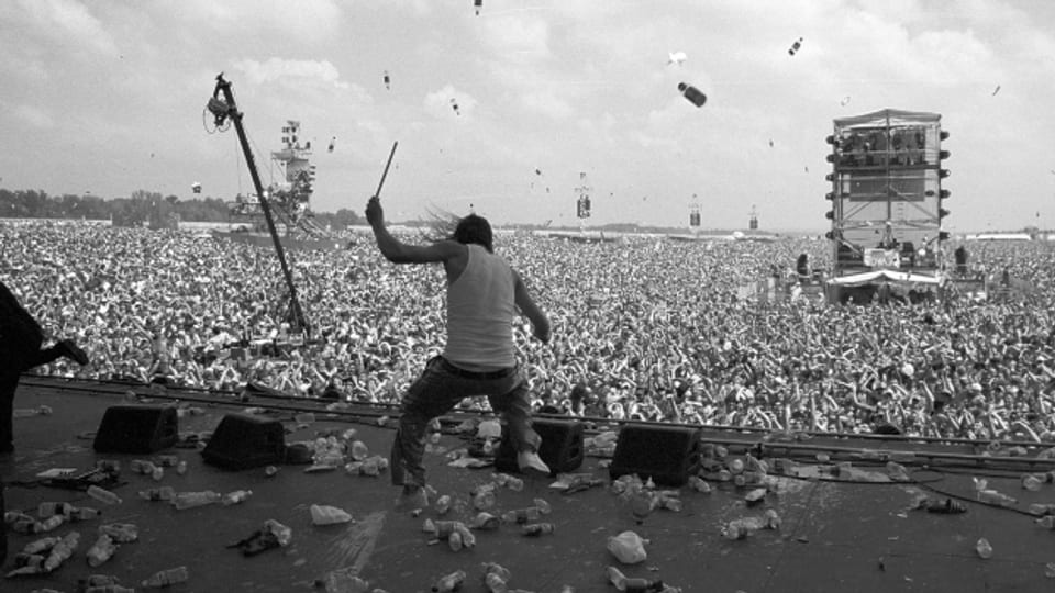 Wenn es PET-Flaschen regnet: Kid Rock Auftritt am «Woodstock ‘99» Festival