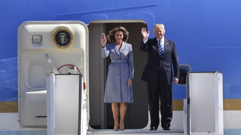 Melania und Donald Trump steigen aus dem Flugzeug.