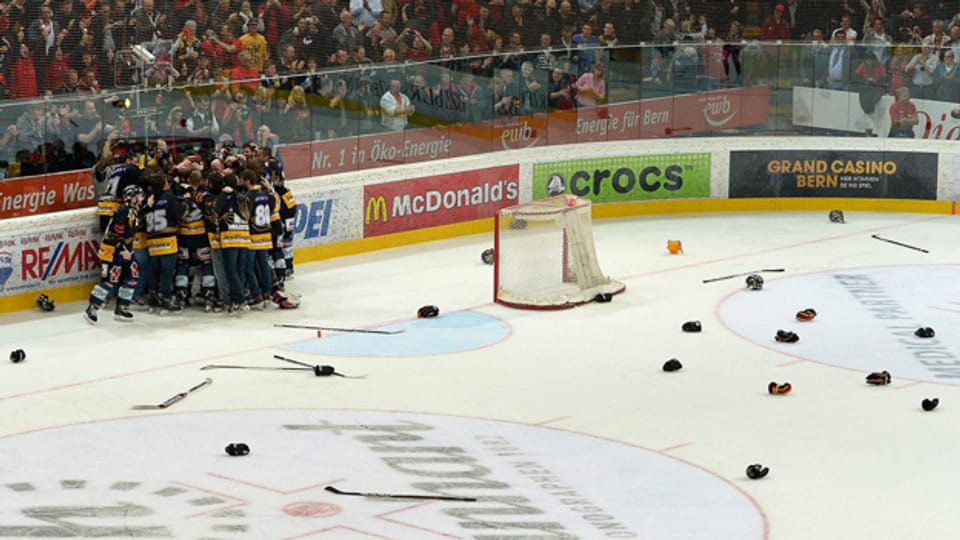 Die SCB Spieler feiern den Meistertitel auf dem Eis.