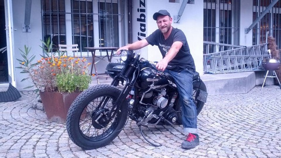 Marc Baier posiert auf seiner Harley Davidson 750 WLA.