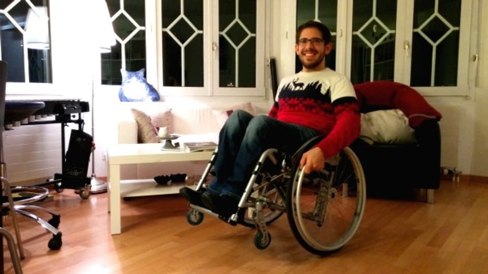 Emanuel Wallimann posiert im sogenannten Rollstuhl-Wheelie