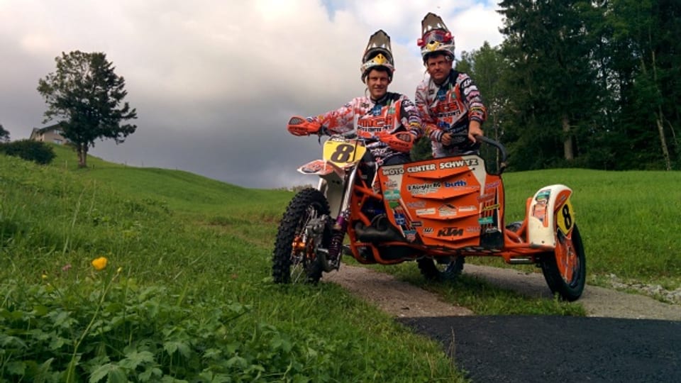 Andy Bürgler und Martin Betschart auf ihrem Seitenwagen-Motocross. Hat etwas von einem römischen Streitwagen.