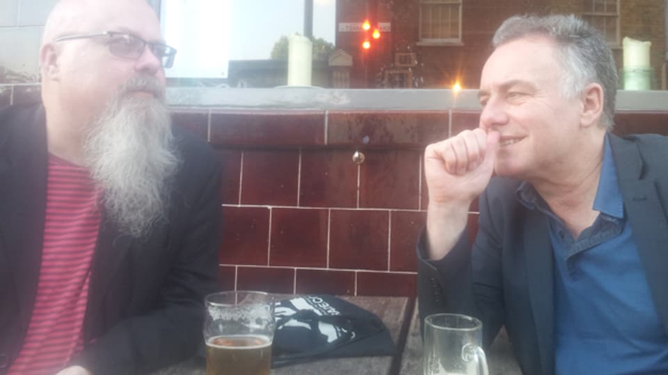 Hanspeter «Düsi» Künzler (links) und Matthias Erb vor einem Pub in London.