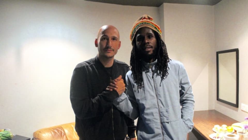 Chronixx mit Reggae Special-Macher Lukie Wyniger vor seinem Konzert in Manchester