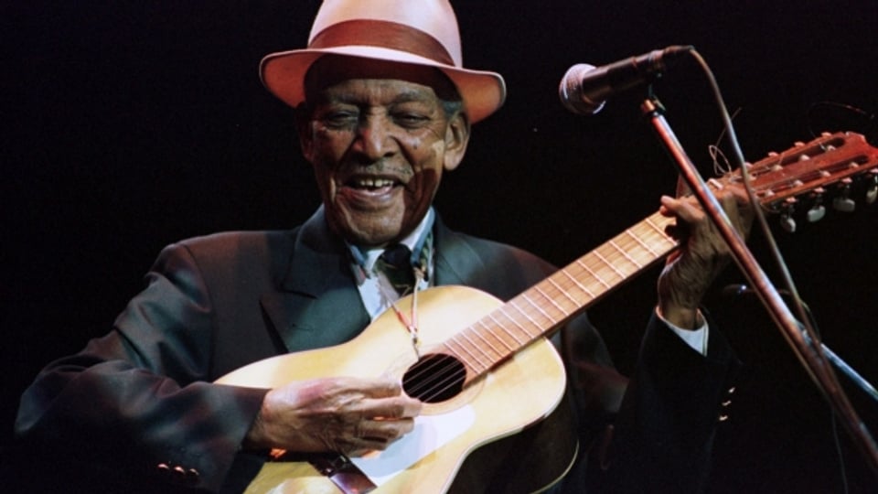 Eine der Legenden der kubanischen Erfolgstruppe «Buena Vista Social Club»: Francisco Repilado, "Compay Segundo," damals 92, an einem Konzert (1999).