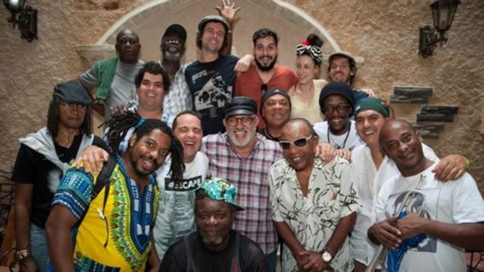 Die Super-Gruppe Havana Meets Kingston: Kubanische Rhythmen am Puls der jamaikanischen Bass-Line. Der australische Reggae-Star Mista Savona (aka Jake Savona) mit Spitzenmusikern aus Kuba.