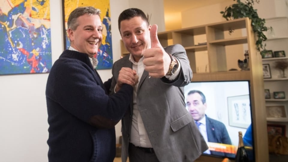 Der neu gewählte SVP-Ständerat Marco Chiesa freut sich mit einem Parteikollegen