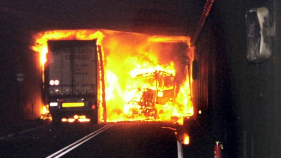 Am 24.10.2001 brach im Gotthardtunnel ein Grossbrand aus