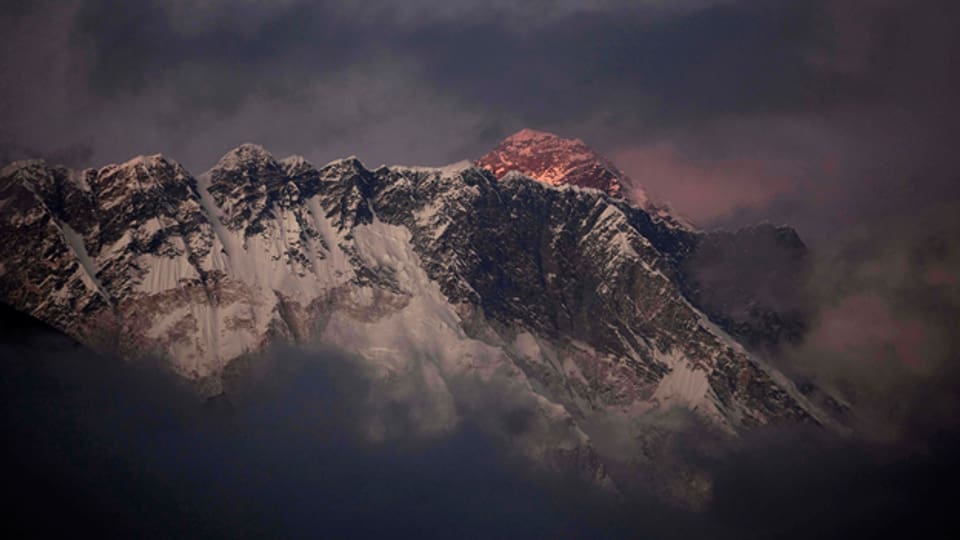 Das letzte Licht des Tages auf dem Mount Everest.