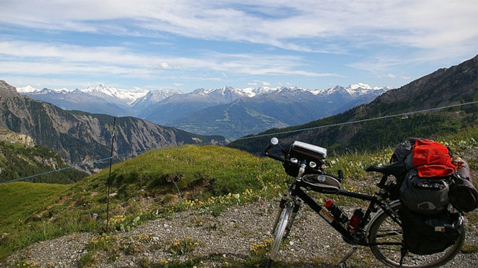 Von den grossen Alpenpässen ist der Sanetschpass oder Col du Sénin (2251) im Wallis ein besonderes Exemplar.