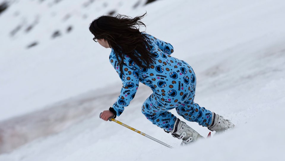 Warum nicht: Statt Skianzug für einmal Pyjama, inklusive Krümmelmonster.