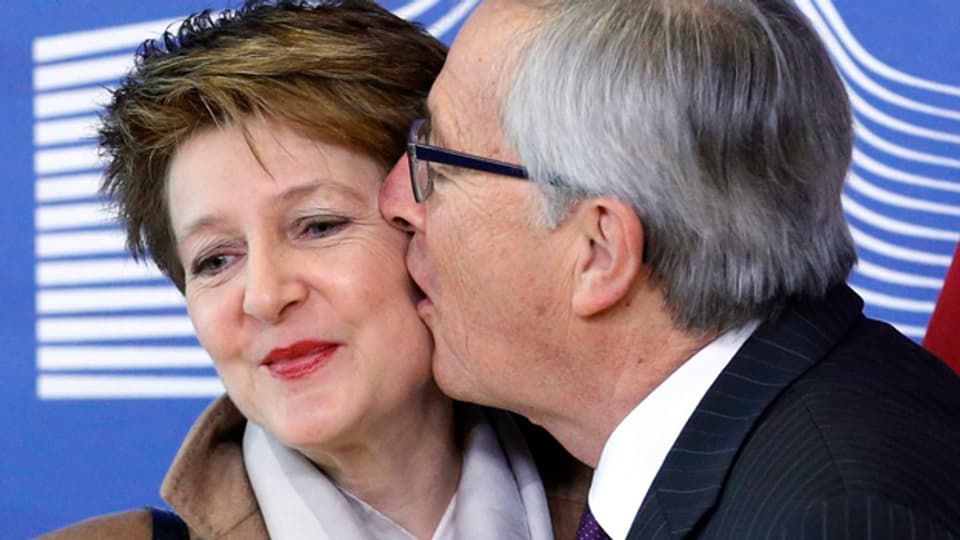 Juncker küsst Sommaruga: Der Schmatzer der Woche.