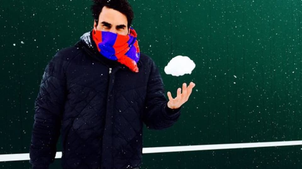 Roger Federer mag seinen FC Basel-Schal. Und Schnee.