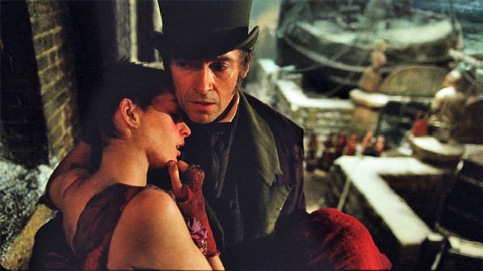 Der Ex-Sträfling Jean Valjean (Hugh Jackman) kümmert sich um die Prostituierte Fantine (Anne Hathaway).