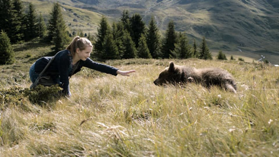 Clara (Ricarda Zimmerer) wagt sich ein bisschen zu nahe an den jungen Bären.