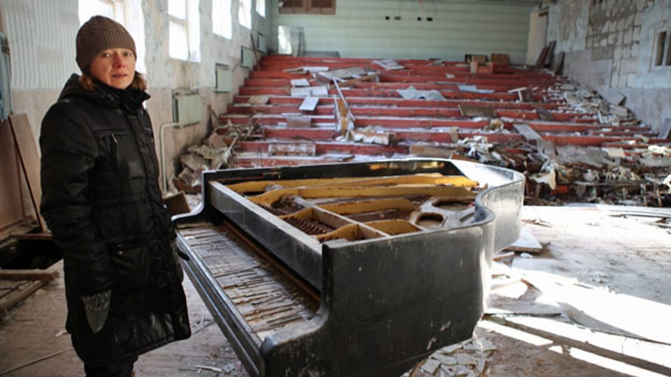 Pianistin Alena Cherny in einer Ruine von Pripyat, das seit der Tschernobyl-Katastrophe 1986 eine Geisterstadt ist.