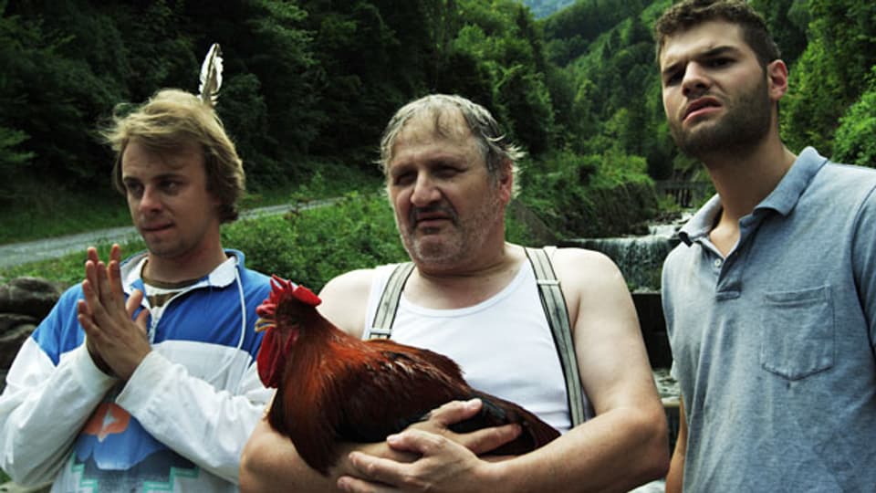 Andrea Zogg (Mitte) spielt einen Bauern, Philipp Kluckner (links) seinen unterbelichteten Sohn und Raphael Carlucci seinen ukrainischen Knecht.