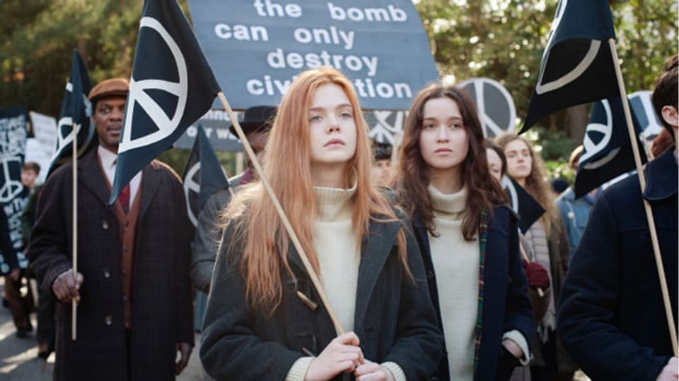Ginger (Elle Fanning, links) und Rosa (Alice Englert) protestieren im Herbst 1962 gegen die Atombombe.