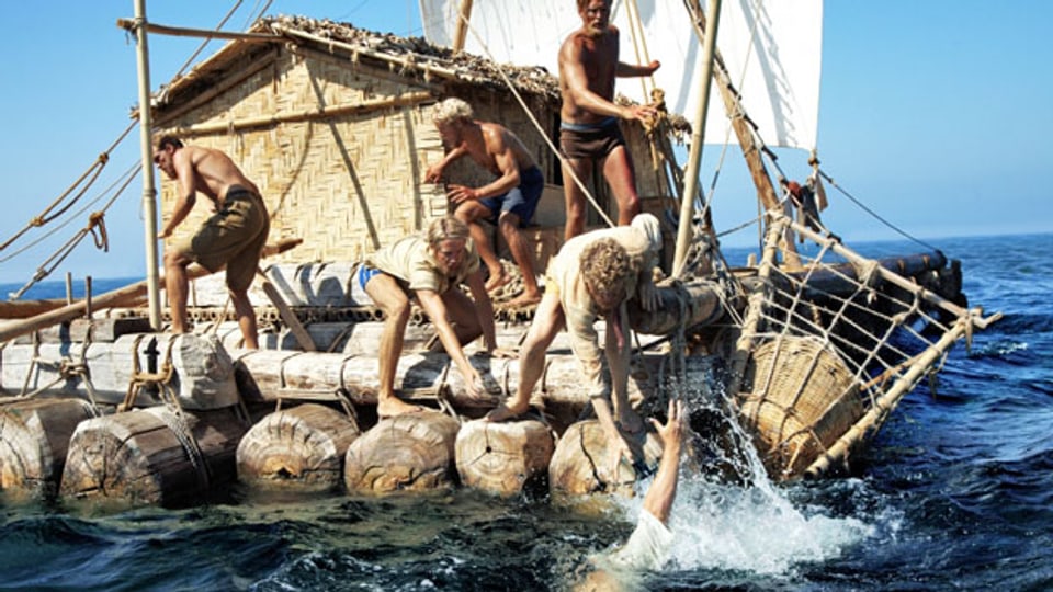 Thor Heyerdahl (Päl Sverre Hagen, 2.v.l.) und seine Kollegen versuchen den über Bord gefallenen Hermann zu retten.